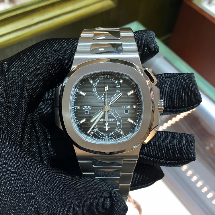 PATEK PHILIPPE 百达翡丽 NAUTILUS 运动系列，5990/1A-001。精钢表壳，黑色渐变表盘，覆荧光涂层金质立体时标，中心大秒针，当地与原居地双时区时间显示，视窗式‘LOCAL’（本地）和‘HOME’（原居地）昼/夜显示。不锈钢链带，配有Nautilus折叠式表扣，旋入式表冠，蓝宝石水晶透盖。自产CH 28-520 C FUS 自动上弦机械机芯，动力储备45-55小时。专柜定价：401400元。 单表附保卡。