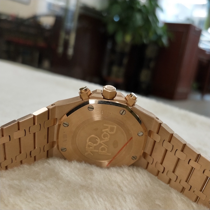 Audermars Piguet 爱彼 皇家橡树系列，26331OR.OO.1220OR.01。18K玫瑰金表壳，41毫米表径，蓝色表盘镌刻“Grande Tapisserie”大型格纹装饰，搭配玫瑰金色副表盘，玫瑰金材质荧光立体时标和皇家橡树指针。18K玫瑰金表带搭配AP字样折叠表扣。Calibre 2385计时自动上链机械机芯，动力储备40小时。专柜17年新款。 未使用品全套附件齐全。
