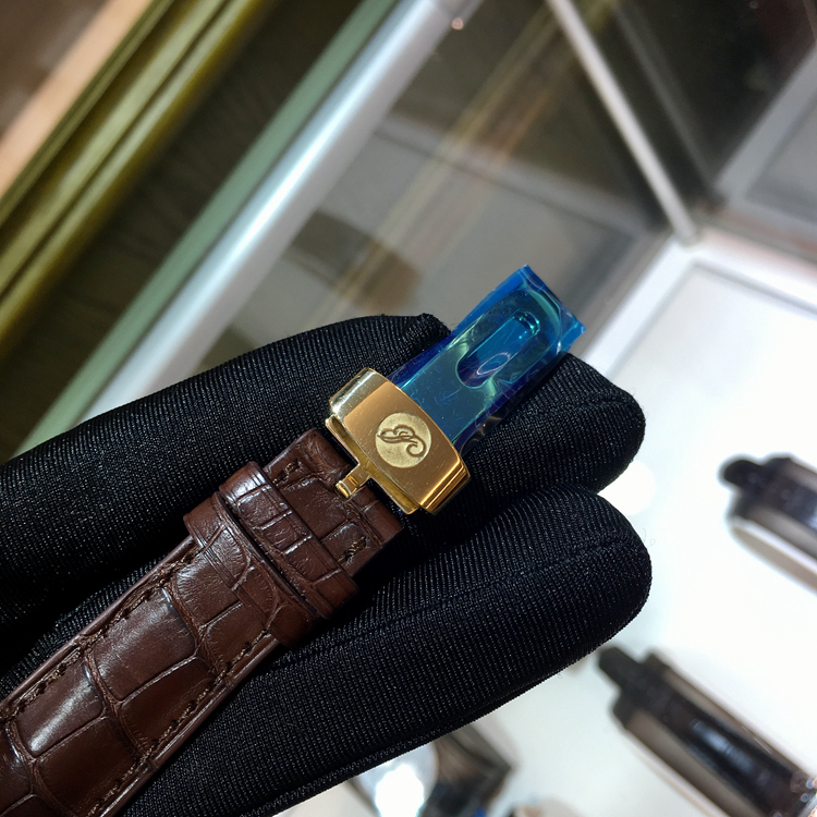 Breguet 宝玑 Classique 经典系列，5707BA/12/9V6。39毫米表径，18K黄金表壳，银灰色面盘，罗马数字时标，视窗式日期显示、动力储备显示，519F自动上弦机械机芯，动力储备显示45小时，专柜定价：311800元。 单表无附件。