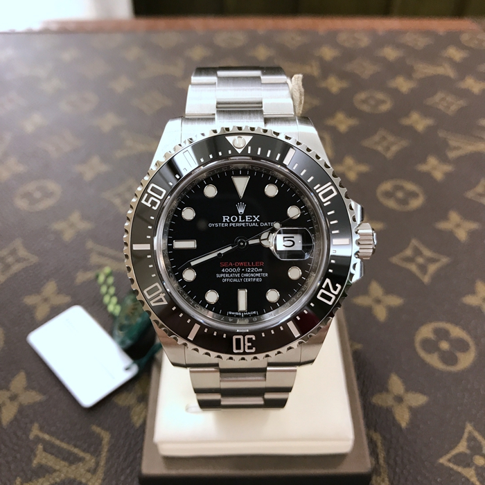 ROLEX 劳力士 DEEPSEA 海使型系列，126600。43毫米表径，精钢材质，60分钟渐进刻度单向旋转外圈，配抗刮损Cerachrom陶质字圈，铂金涂层数字及刻度。黑色表盘，中央时、分及秒针；快调瞬跳日历；秒针暂停功能以准确调校时间。蚝式三排链节表带，蚝式保险摺扣配劳力士Glidelock延展系统；蚝式摺扣伸缩链节。自产 3235型自动上链机械机芯，动力储备70小时。 未使用品全套附件齐全。