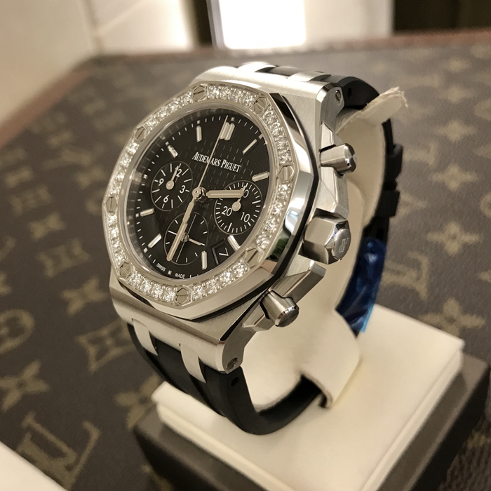 Audermars Piguet 爱彼 皇家橡树离岸型系列，26231ST.ZZ.D002CA.01。37毫米表径，精钢镶钻表壳，镶嵌32颗明亮型切割美钻，总重约1.02克拉，黑色表盘镌刻全新“Lady Tapisserie”格纹装饰，环形纹装饰表盘外圈，搭配白金荧光立体时标和皇家橡树指针，日期显示，计时功能自动上弦机械机芯，动力储备40小时。专柜定价：214000元。 未使用品全套附件齐全。