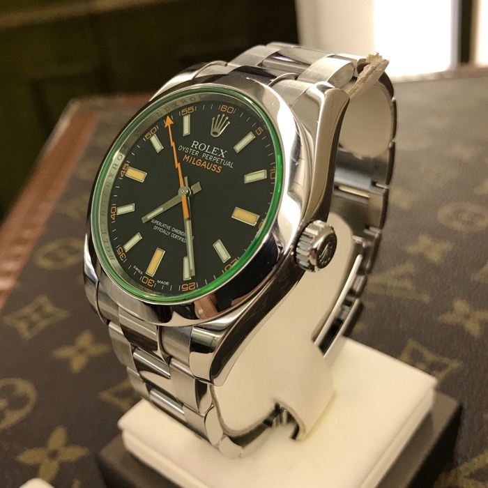 ROLEX 劳力士 MILGAUSS系列?，116400GV。40毫米表径，精钢表壳，绿玻璃，橙色闪电针?，自产3131自动上弦机械防磁机芯，动力储备48小时。专柜定价：63200元。 单表附保卡。