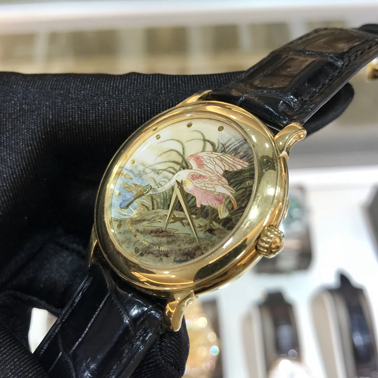 Vacheron Constantin 江诗丹顿 AMERICA BIRD 美国鸟系列，43060/000J-8623。38毫米表径，全球限量10个。此系列是为纪念美国著名自然学家及画家JOHN J.AUDUBON特别制作，以美国自然鸟类为主题，一共12款，每款限量10个，由瑞士著名珐琅大师精工细作18K黄金。由著名珐琅大师MURIEL SECHAUD亲手制作的精美绝伦、栩栩如生的长嘴鸟图案掐丝珐琅表盘原装K金指针表盘、表针、表镜完美无暇。江诗丹顿最顶级系列独有的可掀式将官底盖（内付透明底盖）机芯烙印，代表瑞士最高制表工艺的日内瓦印记精美的21K金侧边人手镂空雕花自动陀自厂CAL.1120自动机械机芯透视底盖。 单表无附件。