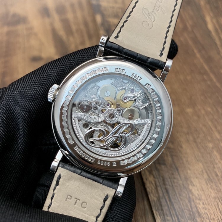 Breguet 宝玑 经典复杂系列，5317PT/12/9V6。39毫米表径，PT950铂金表壳，银灰色面盘，罗马数字时标，6点位置为陀飞轮装置，12点位置为动力储备装置，Cal.587DR自动上弦机械机芯，动力储备120小时，专柜定价：1089700元。 单表附保卡。