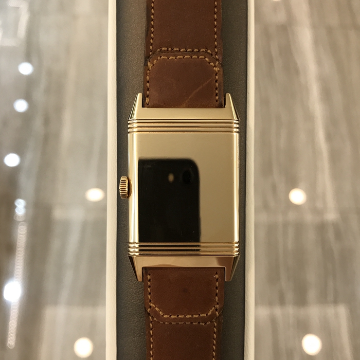Jaeger-LeCoultre 积家 Reservo 翻转腕表系列，Q2782560。46.8X27.4mm，18K玫瑰金表壳。巧克力色表盘，镀金时标，蓝宝石水晶玻璃表镜，手动上弦机械机芯，动力储备45小时。专柜定价：128000元。 单表无附件。