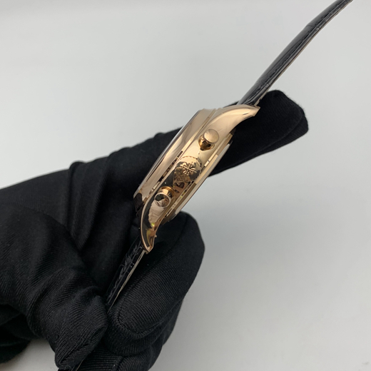 PATEK PHILIPPE 百达翡丽 复杂功能时计系列，5960R-010。40毫米表径，18K玫瑰金表壳。黑漆表盘，金质立体时标。2点、10点和12点位置分别设置了视窗式月份、星期和日期显示、计时功能。蓝宝石水晶玻璃表镜。自动上弦机械机芯，动力储备55小时。专柜定价：560300元。  单表无附件。