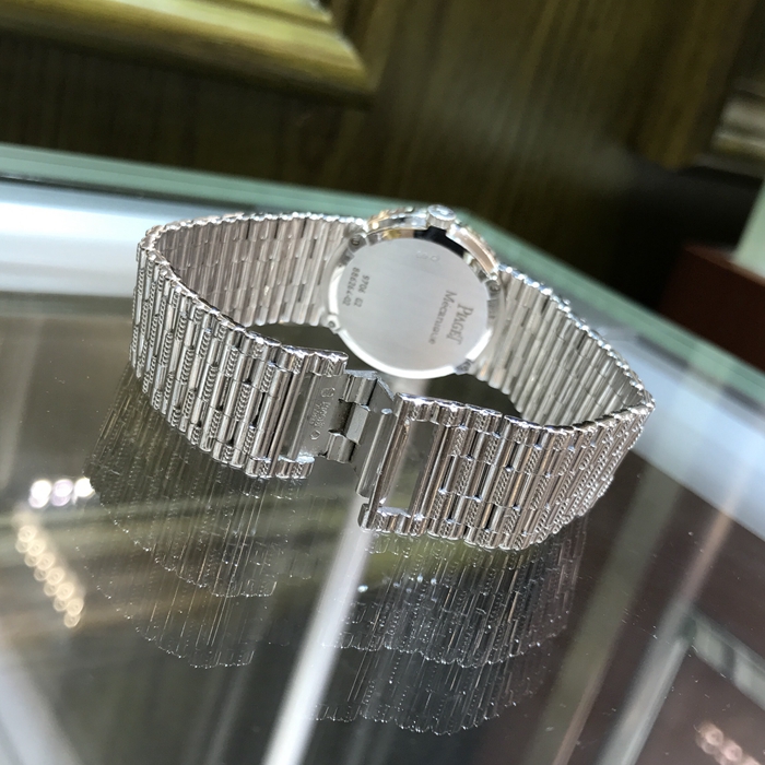 PIAGET 伯爵 珠宝腕表系列，G0A09676。24.6毫米表径，18K白金镶钻表壳，银灰色面盘，钻石时标，手动上弦机械机芯。专柜定价：394900元。 单表无附件。
