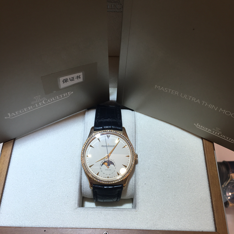 Jaeger-LeCoultre 积家 master 大师系列，1362501。39毫米表径，18K玫瑰金表壳，镶嵌80颗钻石，约0.57克拉， 蛋壳黄面盘，镀金时标，6点位置月相、日期显示，自产925/1自动上弦机械机芯，动力储备43小时，专柜定价：169000元。 全套附件齐全。