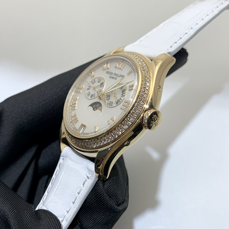 PATEK PHILIPPE 百达翡丽 复杂功能系列 ，4936J。37毫米表径，18K黄金，表壳镶嵌156颗钻石（约0.93克拉）。珍珠母贝表盘，金质罗马立体时标。年历，指针式星期和月份显示，视窗式日期显示，月相显示，中心大秒针。蓝宝石水晶透盖。CAL.324 S QA LU 自动上弦机械机芯，动力储备45小时。专柜定价：333100元。 单表无附件。