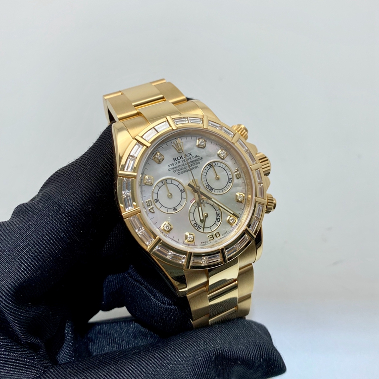 Rolex 劳力士 宇宙计型迪通拿系列，116568。40毫米表径，18K黄金方形原钻表壳，珍珠贝母面盘，刻度8颗大方砖，6点位置小秒针显示，30分钟和12小时计时分别设于3点和9点位置，蓝宝石水晶玻璃表镜，自动上弦机械机芯。 单表无附件。