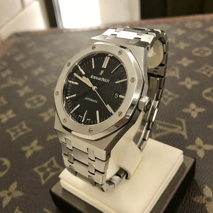 Audermars Piguet 爱彼 皇家橡树系列，15400ST.OO.1220ST.01。41毫米表径，精钢表壳搭配经反炫光处理的蓝宝石水晶玻璃镜面和底盖及旋入式表冠。黑色表盘镌刻Grande Tapisserie 大格纹装饰图案，搭配白金荧光立体时标和皇家橡树指针。自动上弦机械机芯，动力储备60小时。专柜定价：133000元。 全套附件齐全。