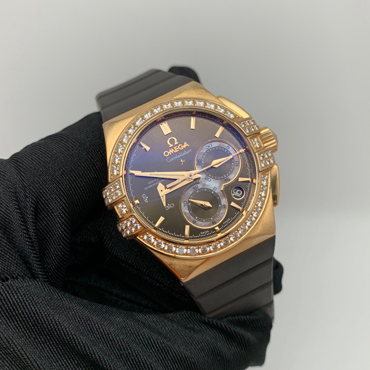 Omega 欧米茄 星座系列，121.57.35.50.13.001。35毫米表径，18K玫瑰金原钻表壳，深棕色面盘，日期显示、计时功能，Cal.3313自动上弦机械机芯，动力储备52小时，专柜定价：206700元。 单表无附件。
