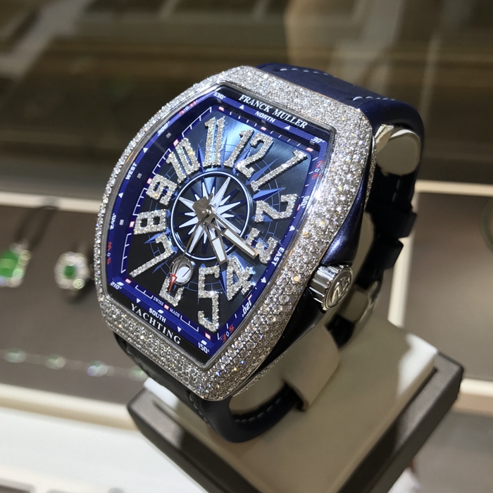 FRANCK MULLER 法兰克穆勒，YACHTING系列，V45。44X53.7毫米表径。精钢镶钻表壳，深蓝色酒桶型表盘，六点位置日期显示，蓝宝石水晶玻璃表镜，自动上弦机械机芯。 全套附件齐全。
