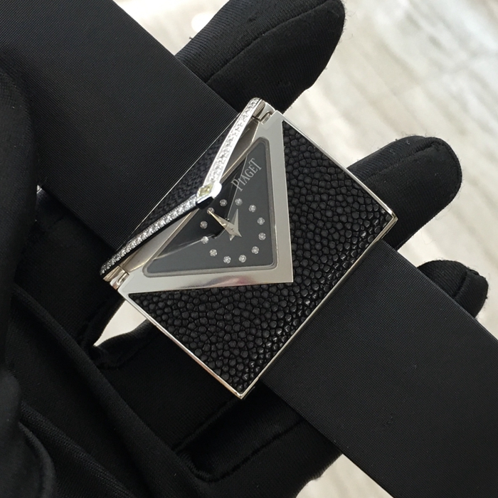 PIAGET 伯爵 LIMELIGHT 情书神秘腕表，隐藏式腕表G0A32101。38x28毫米表径，18K白金表壳，镶衬一颗公主式切割美钻（约0.2克拉）和36颗圆形美钻（约0.3克拉），表盘搭配时标，镶衬12颗圆形美钻（约0.03克拉）。搭载伯爵56P石英机芯。 未使用品全套附件齐全。