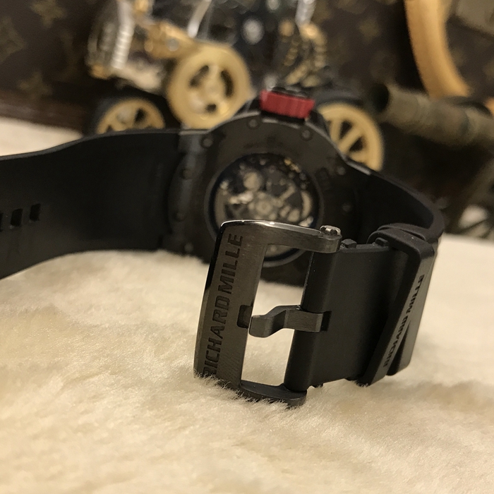 RICHARD MILLE 理查德米勒 男士系列，RM 028。47毫米表径，钛金属表壳，日期显示功能，史泰龙同款，热门款清凉必备神器。全球限量30枚。专柜定价：650000元。 单表无附件。