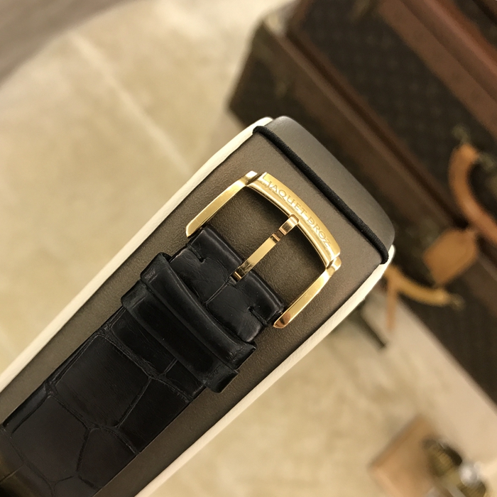 Jaquet Droz 雅克德罗 Asterale星辰系列，J012633202。43毫米表径，18k玫瑰金。黑色“Grand Feu”大明火珐琅表盘，8颗18K玫瑰金星星和1幅月亮镶饰。中央时针、分针和日期指针，12时位置设日期和月份视窗，6时位置设飞返式月相显示。22K白金摆陀，黑色“Grand Feu”大明火珐琅表盘 8颗18K红金星星和1幅月亮镶饰，Jaquet Droz 6553L2 自动上链机械机芯，双发条盒，动力储备68小时。专柜定价：250500元。