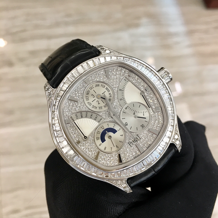 PIAGET 伯爵 凡珍品系列，G0A35020。46.5毫米表径，18K白金表壳，椭圆形镶钻表盘，自动上弦机械机芯。专柜定价：2284300元。 全套附件齐全。
