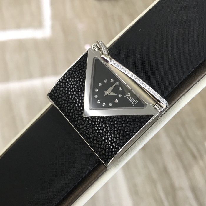 PIAGET 伯爵 LIMELIGHT 情书神秘腕表，隐藏式腕表G0A32101。38x28毫米表径，18K白金表壳，镶衬一颗公主式切割美钻（约0.2克拉）和36颗圆形美钻（约0.3克拉），表盘搭配时标，镶衬12颗圆形美钻（约0.03克拉）。搭载伯爵56P石英机芯。 未使用品全套附件齐全。