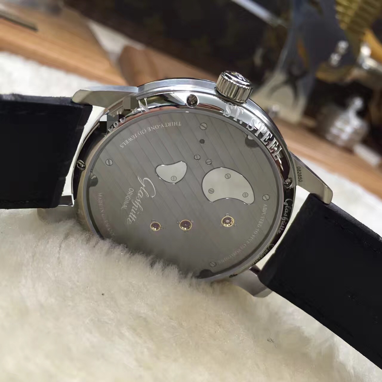 格拉苏蒂原创艺术与工艺系列1-66-06-04-22-05腕表，偏心倒置，42mm表径，镀制黑色表盘,白金贴花,部分镶有夜光材质的白金指针，公价115500
