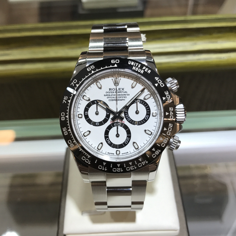 Rolex 劳力士 宇型迪通拿系列，116500LN-78590。40毫米表径，精钢表壳，黑色Cerachrom陶质实心外圈连计速刻度。白色面盘，中央时、分及秒针；小秒针设于6点位置；通过中央指针使定时器精准至1/8秒，30分钟和12小时计时盘分别设于3点和9点位置；秒针暂停功能以准确调校时间，计时功能，自产4130自动上弦机械机芯，动力储备72小时。专柜定价：95000元。 全套附件齐全。