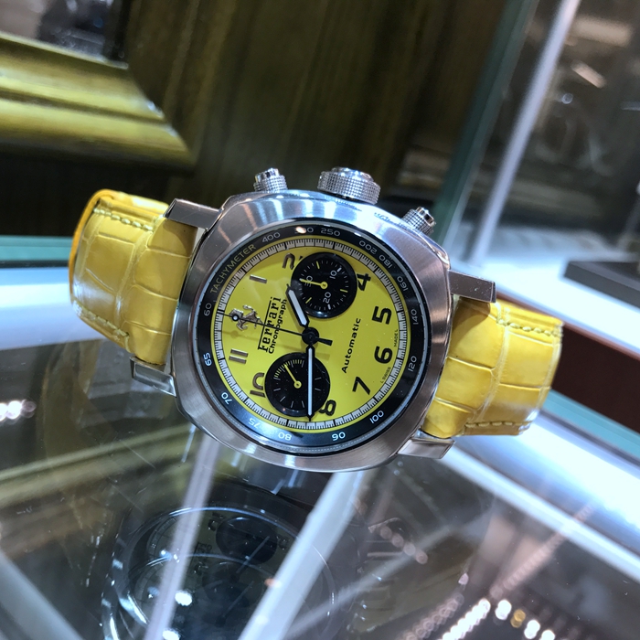 Panerai 沛纳海 FER00011。45毫米表径，精钢表壳，法拉利黄色面盘，12点位置法拉利立马标志，阿拉伯刻度，自动上弦机械机芯。限量800只，运动感十足，专柜定价：72400元。 全套附件齐全。