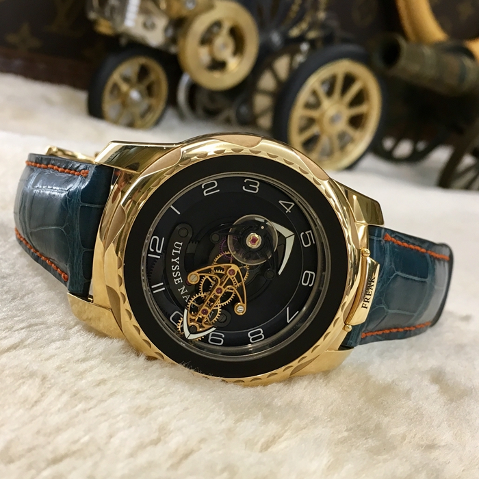 Ulysse Nardin 雅典 奇想系列，2056-131。45毫米表径，18K玫瑰金表壳，黑色表盘，蓝宝石水晶玻璃表镜，手动上弦机械机芯。专柜定价：720000港币。 单表无附件。