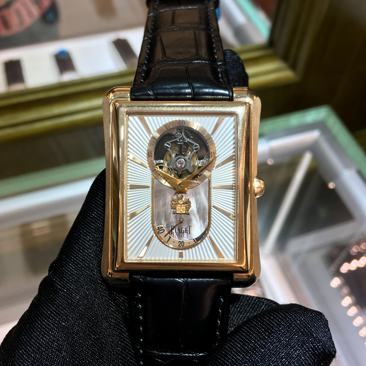 PIAGET 伯爵 BLACK -TIE系列，G0A34127。36毫米表径，18K玫瑰金表壳，银白色面盘，6点位置为动力储备显示，12点位置为陀飞轮装置，Cal.600P手动上弦机械机芯，动力储备44小时，专柜定价：1460000港币。 单表无附件。