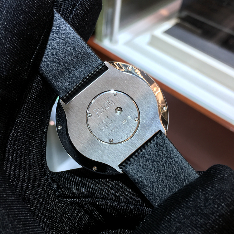 PIAGET 伯爵 LIMELIGHT系列，G0A37156。39毫米表径，18K白金原钻表壳镶衬52颗圆形美钻（约 1.6克拉），表盘镶衬335颗圆形美钻（约 2.3克拉），搭配18K白金时标，罗马数字时标，Cal.56P精准石英机身，专柜定价：488500元。 全套附件齐全。