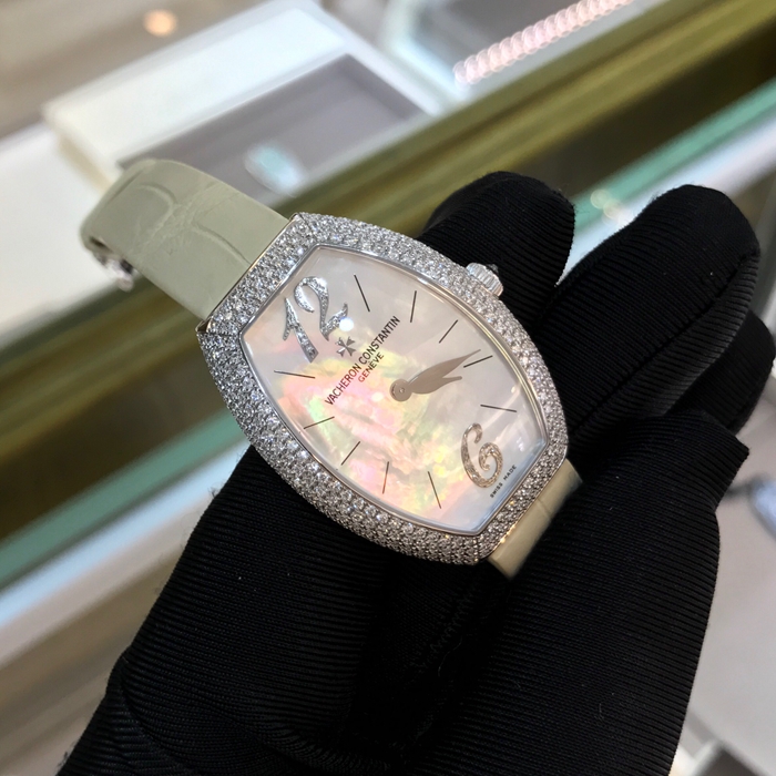 Vacheron Constantin 江诗丹顿 EGERIE系列 25541/000G-9261。27.5x37.1毫米表径。18k白金镶钻表壳，珍珠贝母表盘，12点，6点钻石阿拉伯数字时标。蓝宝石水晶玻璃镜面。精准石英机芯。专柜定价：314000元。 全套附件齐全。