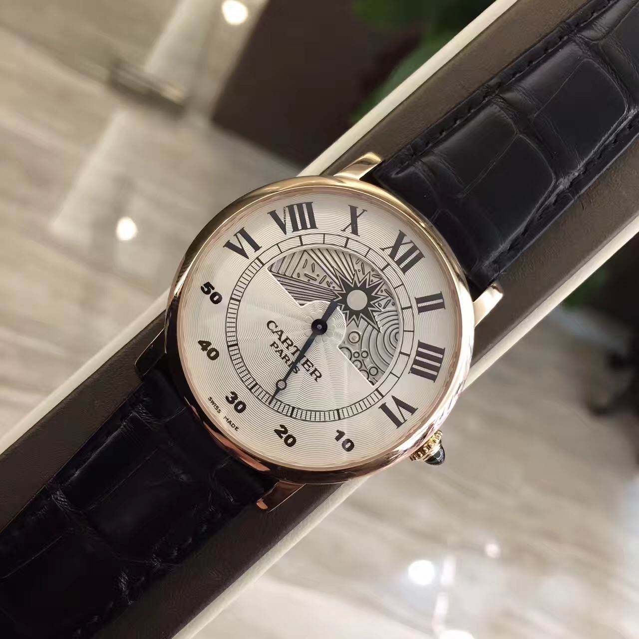 卡地亚CPCP“巴黎私人珍藏系列”（Collection Privée Cartier Paris），42毫米表径，18K玫瑰金，巴黎工作室，背透手动机械双C雕花机芯，特殊指针面盘展示昼夜的时空穿梭。时针以太阳与月亮的指向为准，分针沿下半部分半圆飞返式走向。 全套附件齐全。