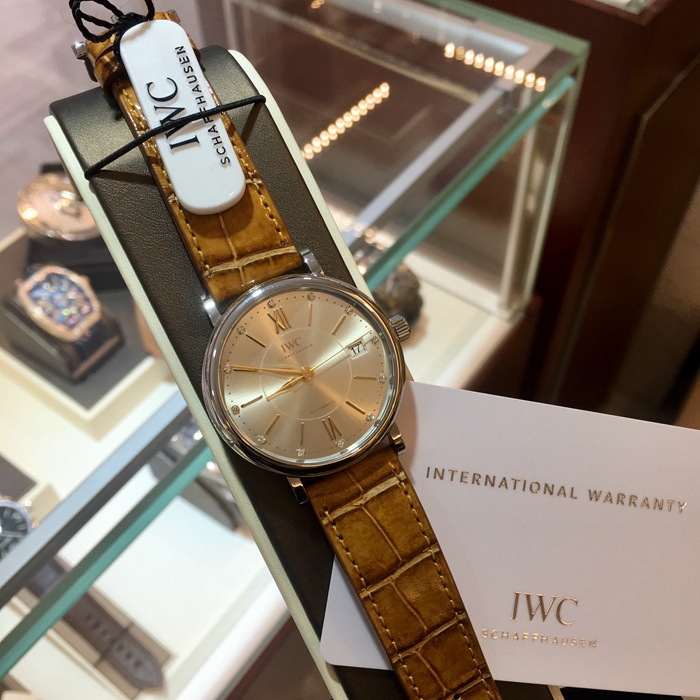 IWC 万国 柏涛菲诺系列，IW458101。37毫米表径，精钢表壳，银白色面盘，镶嵌12颗钻石，35111自动上弦机械机芯，动力储备42小时。专柜定价：42000元。 未使用品全套附件齐全。