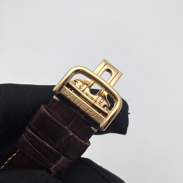 Panerai 沛纳海 RADIOMIR 系列，PAM00273。45毫米表径，18K玫瑰金表壳，全球限量250只。黑色面盘，3点位置为日期显示，10日链GMT两地时，自动上弦机械机芯。专柜定价：201800元。 单表无附件。