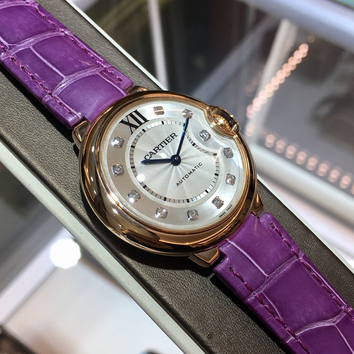 Cartier 卡地亚 Ballon Bleu 蓝气球系列，WE902028。36.6毫米表径，18K玫瑰金表壳，镀银珠光扭索雕纹面盘，镶钻时标，自动上弦机械机芯。专柜定价：118000元。 单表无附件。