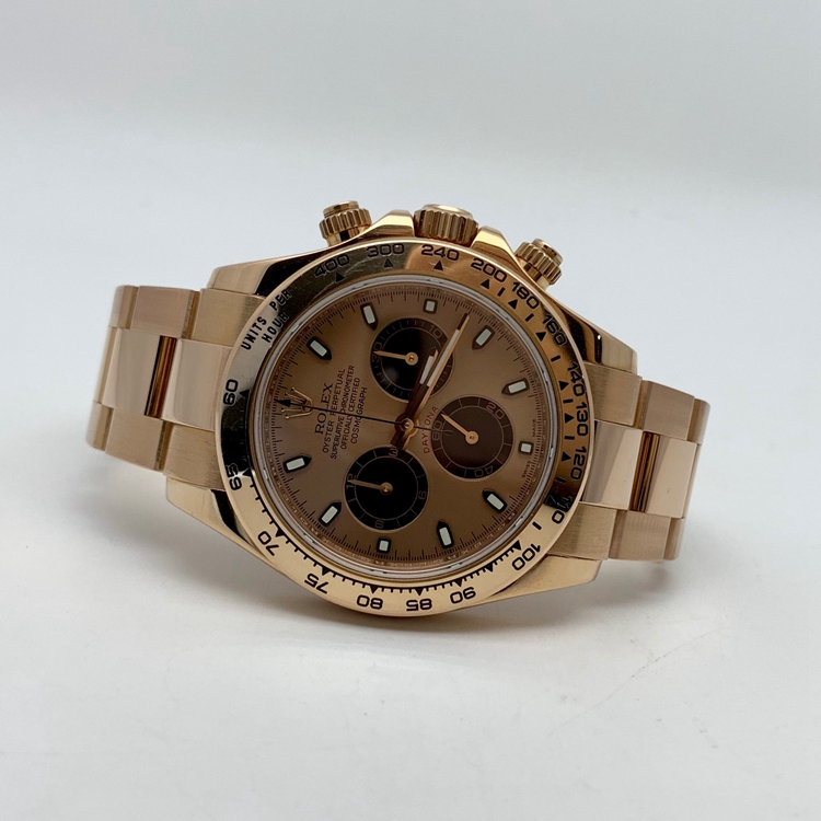 Rolex 劳力士 宇宙计型迪通拿系列，m116505-0009。40毫米表径，18k玫瑰金表壳，固定外圈连计速刻度，粉色面盘，6点位置小秒针显示，30分钟和12小时计时分别设于3点和9点位置，计时功能，4130自动上弦机械机芯，动力储备72小时。专柜定价：292500元。 单表无附件。