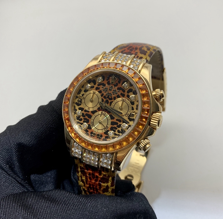 Rolex 劳力士 宇宙计型迪通拿系列，116598 SACO豹纹。40毫米表径，18K黄金，表圈镶有干邑长方形黄色蓝宝石，豹纹面盘，8颗钻石时标，计时功能，自动上弦机械机芯。专柜定价：548500元。 单表无附件。
