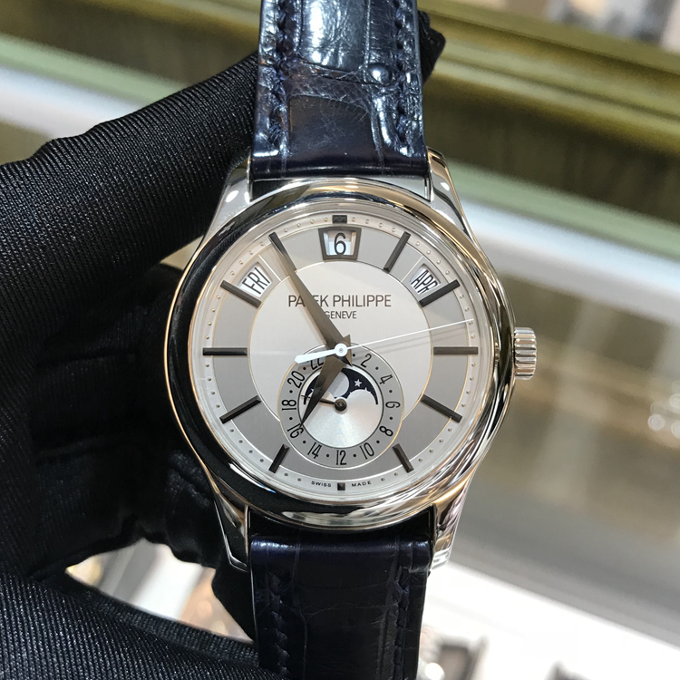 PATEK PHILIPPE 百达翡丽 复杂功能时计系列，5205G-001。40毫米表径，18K白金表壳，月份、星期、日期、月相功能，Cal.324 S QA LU 24 H自动上弦机械机芯，动力储备45小时，专柜定价：361300元。 单表无附件。