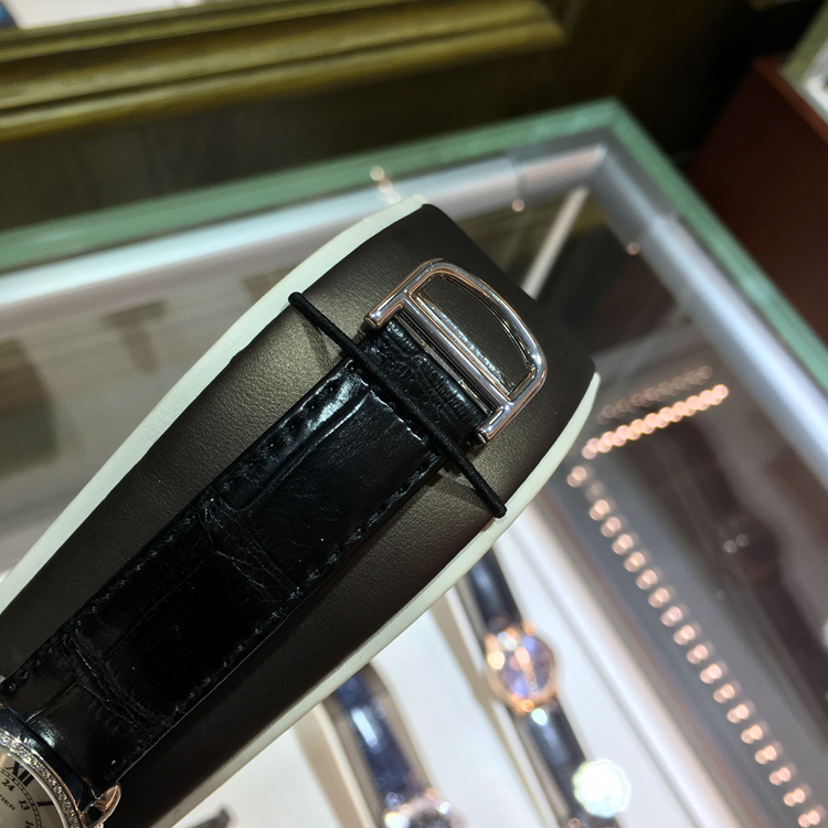 CARTIER 卡地亚 ROTONDE DE CARTIER系列，WR000251。29毫米表径，18K白金原钻表壳，白色面盘，精准石英机芯。专柜定价：171000元。 全套附件齐全。