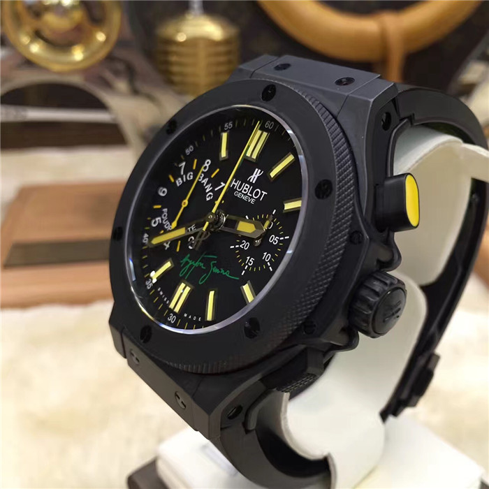 Hublot 宇舶 Bigbang 大爆炸系列，315.CI.1129.RX.AES09。F1赛车手塞纳纪念限量款。黑陶瓷表壳，44毫米表径，自动上弦机械机芯，带计时，1/4秒指针。专柜定价：231200元。宇舶自产自动机械千秒计时机芯，这款是为了纪念巴西著名赛车手艾尔顿·塞纳（Ayrton Senna, 1960年3月21日─1994年5月1日）曾经于1988年、1990年、1991年三度夺取F1世界冠军。不幸的是塞纳于1994年圣玛利诺站一场事故中不幸身亡！塞纳是赛车历史上最受欢迎的车手，相当受到车迷的爱戴，更被誉为F1史上最伟大的车手之一。
