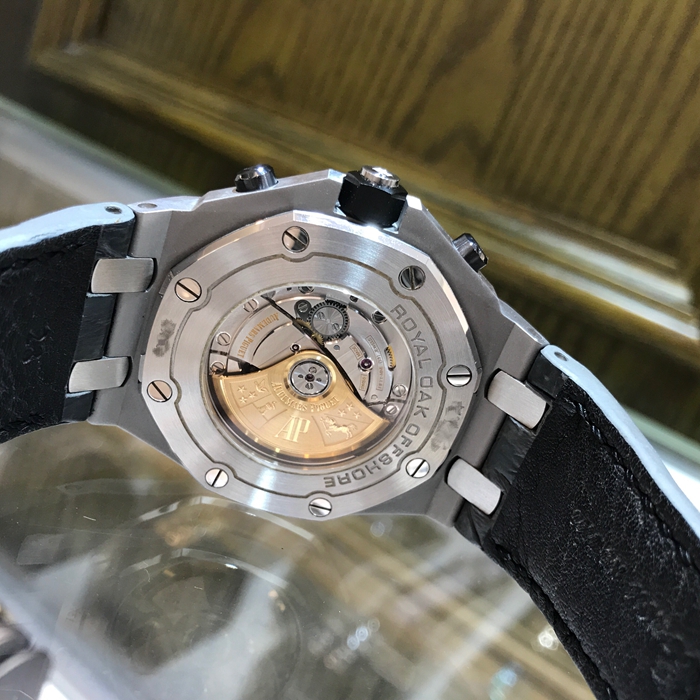 Audermars Piguet 爱彼 皇家橡树离岸型系列，26470ST.OO.A104CR.01。42毫米表径，精钢表壳搭配经反炫光处理的蓝宝石水晶玻璃镜面和底盖及黑色陶瓷旋入式表冠和按钮，深灰色表盘镌刻“Méga Tapisserie”超大格纹装饰，搭配黑色计时器、黑色荧光阿拉伯数字、白金荧光皇家橡树指针及黑色内表圈。自动上弦机械机芯，动力储备50小时。专柜定价：195000元。 全套附件齐全。