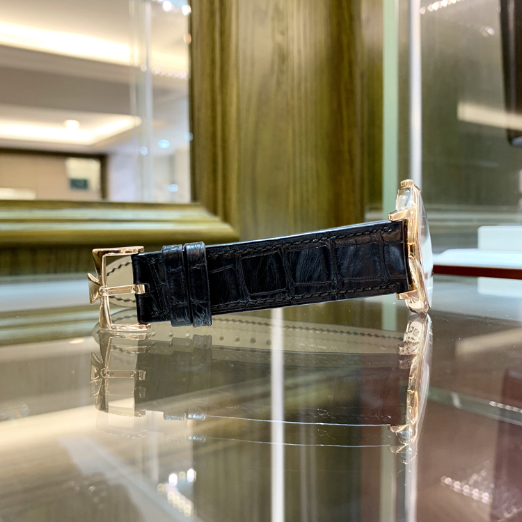Vacheron Constantin 江诗丹顿 传承系列，85180/000J-9231。40毫米表径，18K黄金表壳，银白色面盘，6点位置为日期显示，2450 Q6自动上弦机械机芯，动力储备40小时，专柜定价：205000元。 单表无附件。