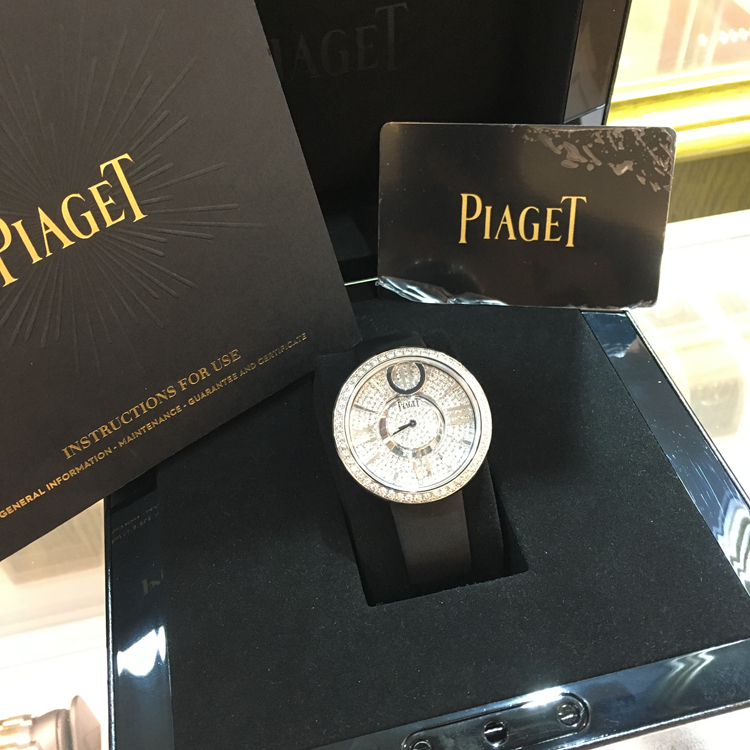 PIAGET 伯爵 LIMELIGHT系列，G0A37156。39毫米表径，18K白金原钻表壳镶衬52颗圆形美钻（约 1.6克拉），表盘镶衬335颗圆形美钻（约 2.3克拉），搭配18K白金时标，罗马数字时标，Cal.56P精准石英机身，专柜定价：488500元。 全套附件齐全。