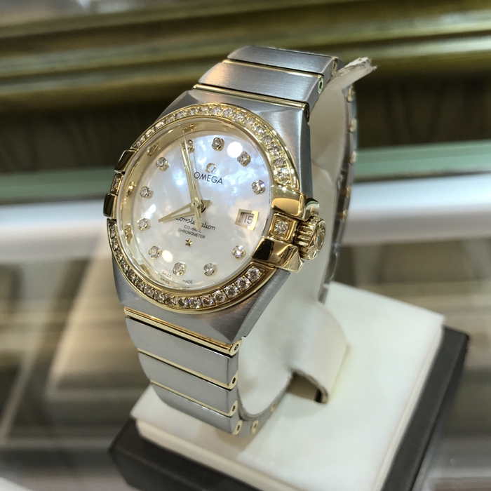 Omega 欧米茄 星座系列，123.25.31.20.55.003。31毫米表径，18K黄金镶钻表壳，珍珠贝母面，镶钻时标，三点位置视窗式日期显示，自动机械机芯，动力储备50小时。 单表无附件。