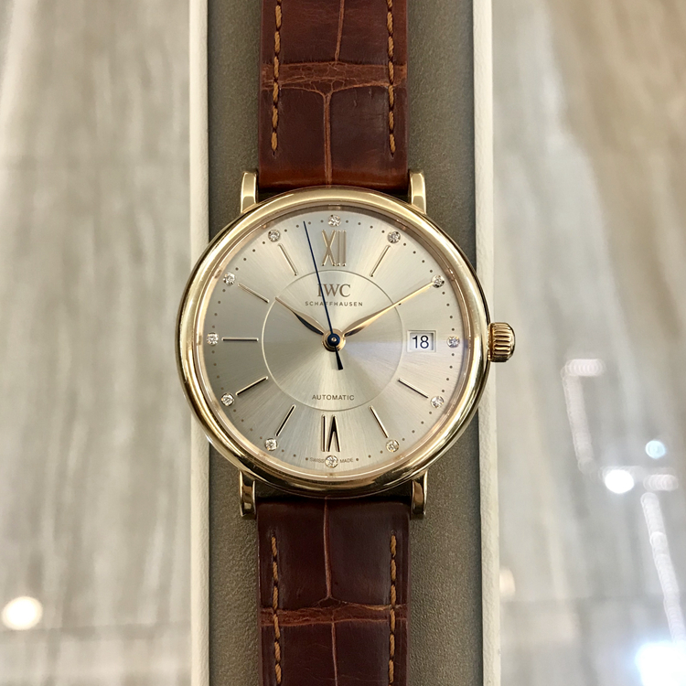 IWC 万国 柏涛菲诺系列，IW458105，37毫米表径，18K玫瑰金表壳，镀银面盘，镶嵌12颗钻石，3点位置为日期显示，35111自动上弦机械机芯，专柜定价：95800元。 单表无附件。