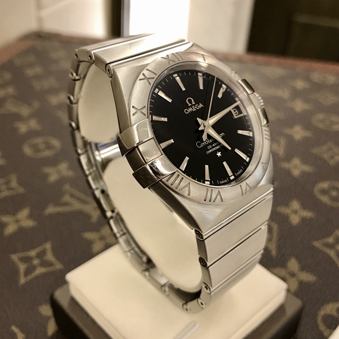 Omega 欧米茄 星座系列，123.10.38.21.01.001。38毫米表径，精钢表壳，黑色面盘，三点位置日期显示。自动上弦机械机芯，动力储备60小时。专柜定价：44400元。 单表无附件。