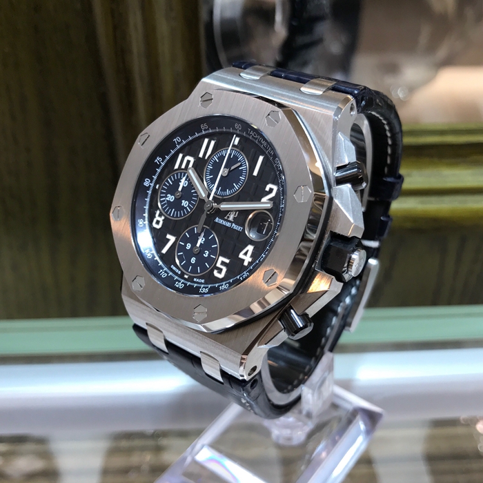 Audermars Piguet 爱彼 皇家橡树离岸型系列，26470ST.OO.A028CR.01。42毫米表径，精钢表壳，黑色陶瓷按钮和旋入式表冠。黑色表盘镌刻“Méga Tapisserie”超大格纹装饰，搭配蓝色副表盘，荧光白色阿拉伯数字时标，蓝色内表圈。搭载Calibre 3126/3840自动上弦机械机芯，动力储备50小时。 未使用品全套附件齐全。