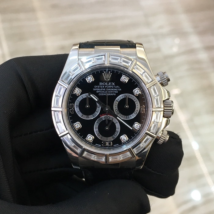 Rolex 劳力士 宇宙迪通拿系列，116589。40毫米表径，18K白金T方钻圈，黑色面盘，刻度8颗大包钻，6点位置小秒针显示，30分钟和12小时计时分别设于3点和9点位置， 蓝宝石水晶玻璃表镜，自动上弦机械机芯。 单表无附件。