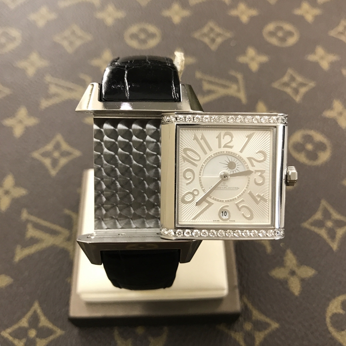 Jaeger-LeCoultre 积家 Reservo 翻转腕表系列，Q7058420。42x28.8毫米表径，精钢表壳镶嵌36颗钻石，约0.58克拉，银色正面表盘，扭索形及阳光形饰纹，6点位置日期显示，黑色背面表盘，配备外露摆陀。自动上弦机械机芯，动力储备42小时。 单表无附件。