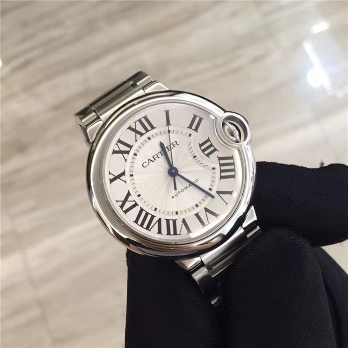 Cartier 卡地亚 Ballon Bleu 蓝气球系列，W6920046。36.6毫米表款，精钢表壳，凹槽式表冠，镶嵌一颗凸圆形合成尖晶石，镀银珠光扭索雕纹表盘，罗马数字时标，剑形蓝钢指针，蓝宝石水晶镜面，精钢表链。自动上链机械机芯。专柜定价45700元。 未使用品全套表膜标签都在，保卡17年5月份。?