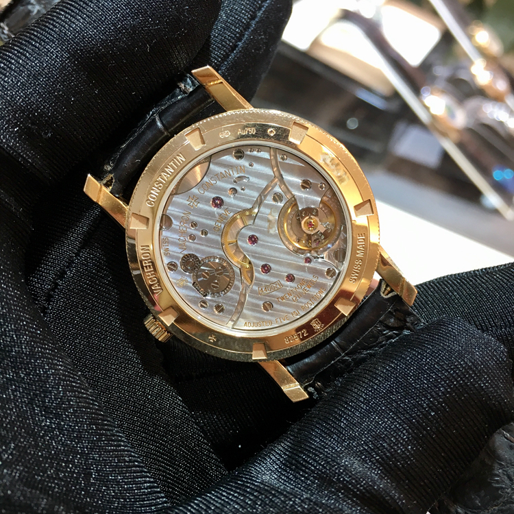 Vacheron Constantin 江诗丹顿 传承系列，82572/000R-9604。38毫米表径，18K玫瑰金原钻表壳，白色面盘，手动上弦机械机芯，专柜定价：207000元。 全套附件齐全。