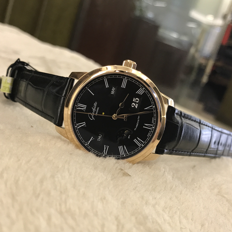 Glashutte 格拉苏蒂原创  SENATOR 参议员系列，100-02-25-05-05。42毫米表径，18K玫瑰金表壳，黑色面盘，罗马数字时标，2点位置为月份显示，4点位置为日期显示，月相与星期显示分别位于8点和10点位置，Cal.100-02自动上弦机械机芯，动力储备55小时，专柜定价：293500元。 单表无附件。
